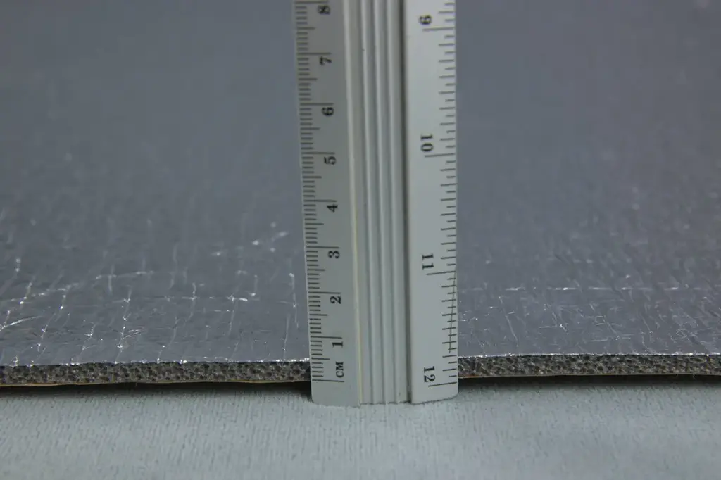 Самоклейкий тепловідбивний екран за батарею 100×100 см фольгований