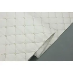 Шкірзам стьобаний білий «Ромб» (прошитий світло-бежевою ниткою) дубльований синтепоном і флізеліном, ширина 1,35 м