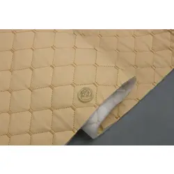 Шкірзам стьобаний світло-бежевий «Ромб» (прошитий бежевою ниткою) дубльований синтепоном і флізеліном, ширина 1,35