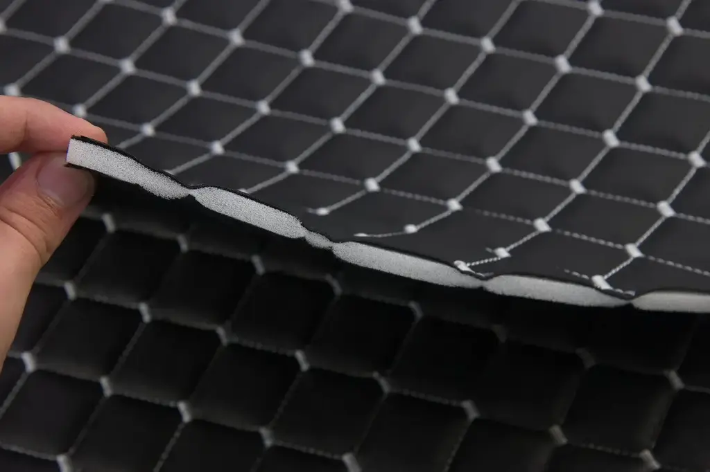 Стьобаний шкірзам Maldive чорний "Ромб" зі світло-сірою ниткою, поролон 7 мм, 1.35 м Додаткове фото 2