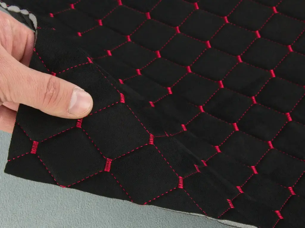 Алькантара Lycra 09/7 чорна, стьобана червоною ниткою, на поролоні 3мм і флізеліні, ширина 140см (Туреччина)